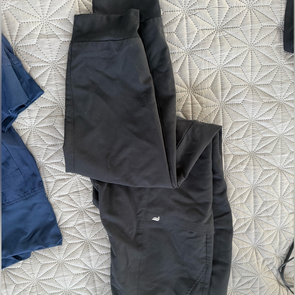 Fabletics Scrub Set - image 4